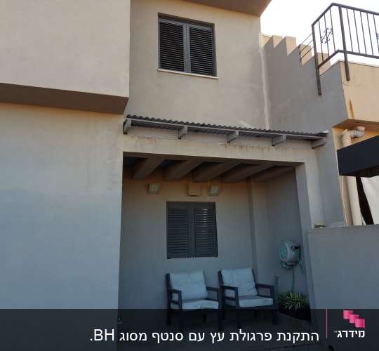 שני כיסאות עם כריות ליד צינור מים מגולגל